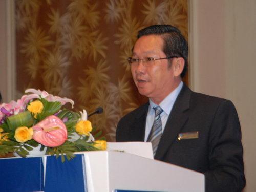 Ông Nguyễn Hữu Dũng, Giám đốc hành chính nhân sự Tập đoàn Tân Tạo đọc điều lệ