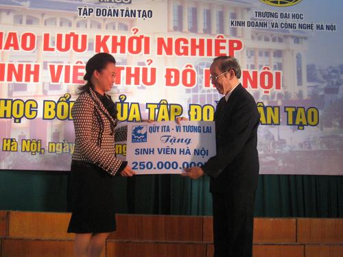 Bà Đặng Thị Hoàng Yến, Chủ tịch HĐQT Tập Đoàn Tân Tạo trao bảng tài trợ tượng trưng