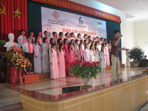 Phần biểu diễn ca nhạc của sinh viên trước buỗi lễ trao học bổng