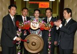 TGĐ VinaGlobal Nguyễn Tuấn Minh (đầu tiên từ trái qua) tiến hành nghi lễ gõ chiêng