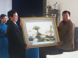 Lãnh đạo Tập Đoàn Tân Tạo tặng quà lưu niệm cho Đoàn cấp cao Đảng Nhân dân Cách mạng Lào